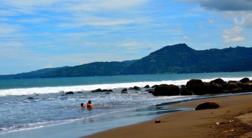 Augusta Pelabuhan Ratu Hotel Sukabumi Ngoại thất bức ảnh