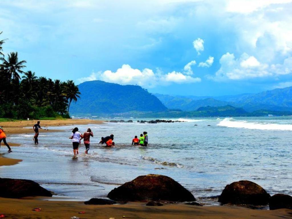 Augusta Pelabuhan Ratu Hotel Sukabumi Ngoại thất bức ảnh
