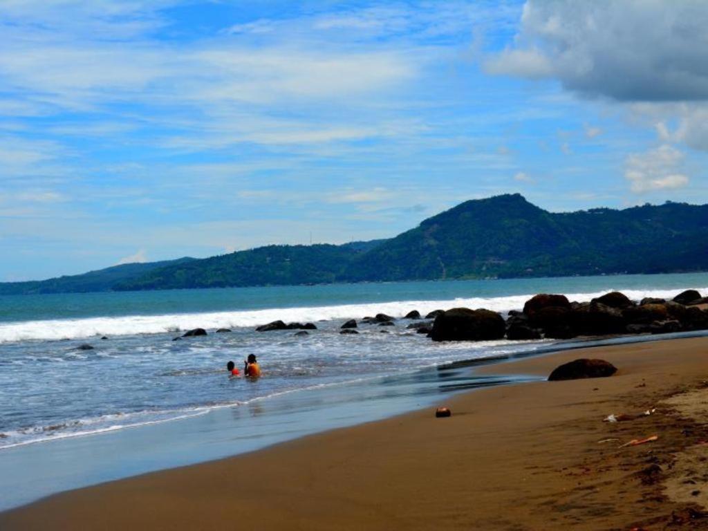 Augusta Pelabuhan Ratu Hotel Sukabumi Ngoại thất bức ảnh